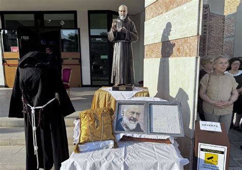 Foto dell'accoglienza delle reliquie di Padre Pio nella chiesa di San Pio X a Matera