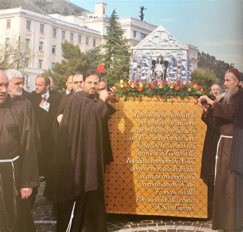 Foto di fedeli in preghiera davanti alle reliquie di Padre Pio