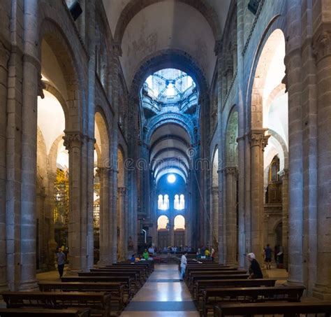 Interno della navata centrale della Cattedrale di Santiago de Compostela con volta a botte e triforio