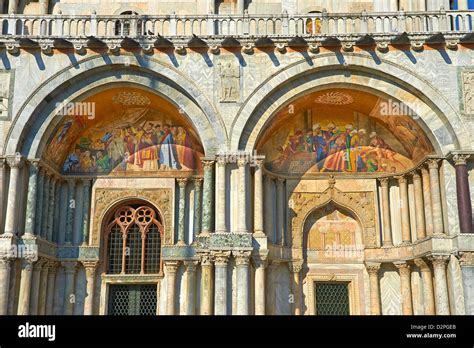 Facciata delle Platerías con dettagli romanici e la torre Berenguela sullo sfondo