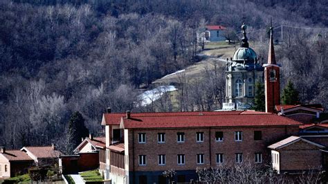 Veduta panoramica del monastero delle clarisse immerso nel verde