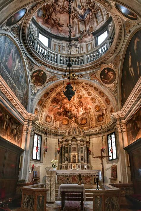 Interno della Cappella Principale con statua di San Giacomo