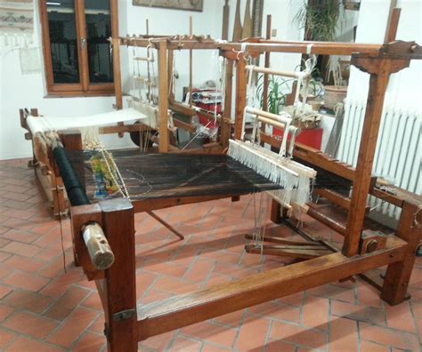 Antichi telai e strumenti per la lavorazione della seta nel Museo della Seta