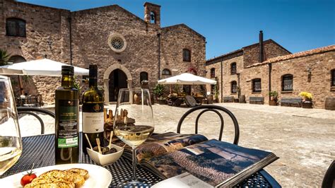 Foto panoramica di Abbazia Santa Anastasia con i suoi vigneti