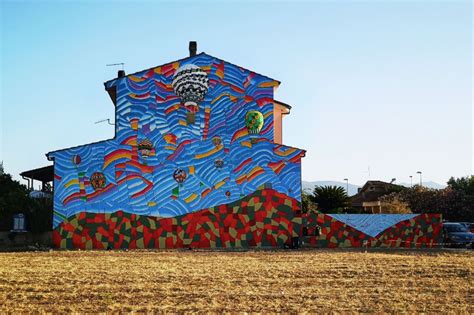 Murales che raffigura un tema sociale o religioso in contesto urbano