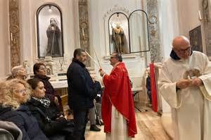 Raffigurazione iconografica di un rito di benedizione o immagine storica di un santo protettore contro le malattie