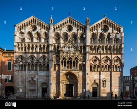 Foto del Duomo di Ferrara, facciata nord e sud