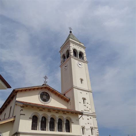Vista del campanile romanico dell'antica chiesa di San Floriano