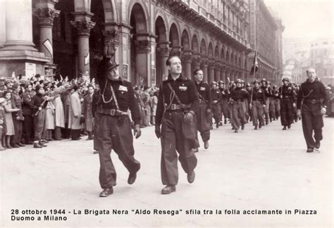 Militi della Brigata Nera in uniforme durante un'operazione di rastrellamento