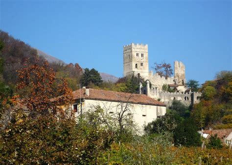 Foto panoramica dell'Abbazia di San Martino al Castello con i suoi dintorni