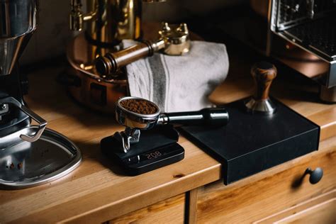 Foto panoramica di una tipica caffetteria italiana in un contesto urbano