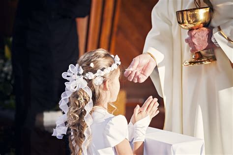 Bambini che ricevono la Prima Comunione.