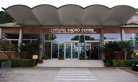 Esterno della Casa di Riposo Istituto Sacro Cuore a Napoli, con giardini e aree verdi.