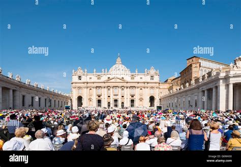 Foto di commercialisti in Piazza San Pietro durante un'udienza papale