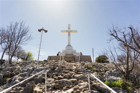 Veduta del monte Križevac con la grande croce in cemento