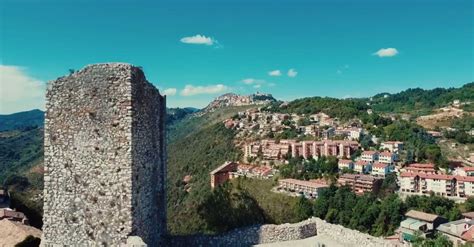 Foto panoramica del borgo di Calizzano con architetture storiche