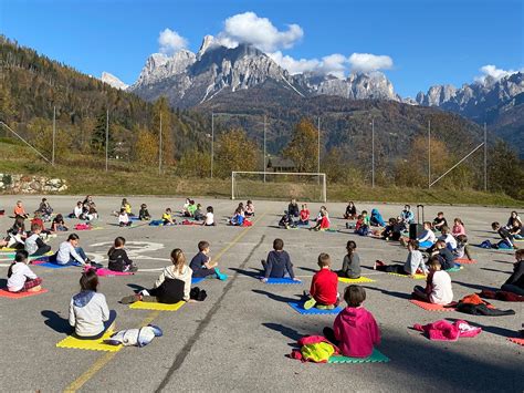 Immagine d'archivio che mostra bambini e ragazzi durante un'attività educativa presso l'istituto salesiano