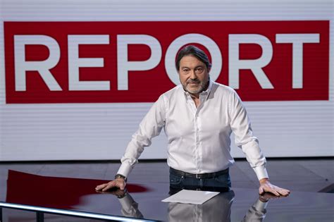 Immagine di una troupe televisiva aggredita durante un servizio o di persone che lanciano oggetti