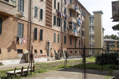 Foto di degrado urbano in un quartiere, con giacigli improvvisati o sporcizia