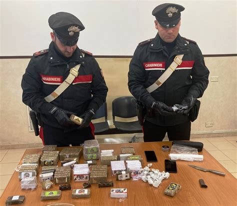 Illustrazione stilizzata di un'operazione antidroga dei Carabinieri