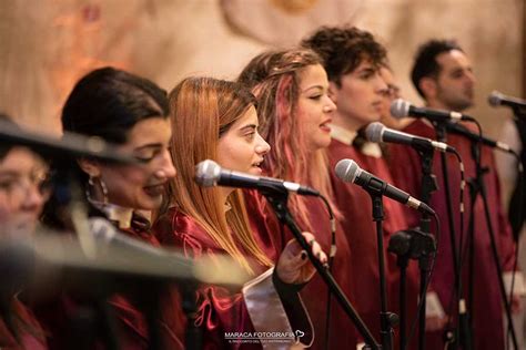 Coro gospel durante un'esibizione natalizia