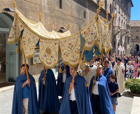 La processione del Corpus Domini a Bolsena con l'infiorata