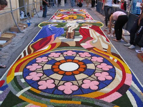 Infiorata di Spello con dettagli floreali e figurativi