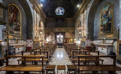 Interno luminoso della Chiesa di San Bartolomeo a Bologna, evidenziando le colonne e le finestre
