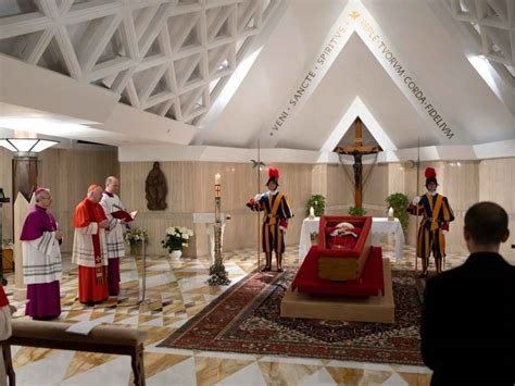 Interno della Cappella di Casa Santa Marta durante una messa del Papa