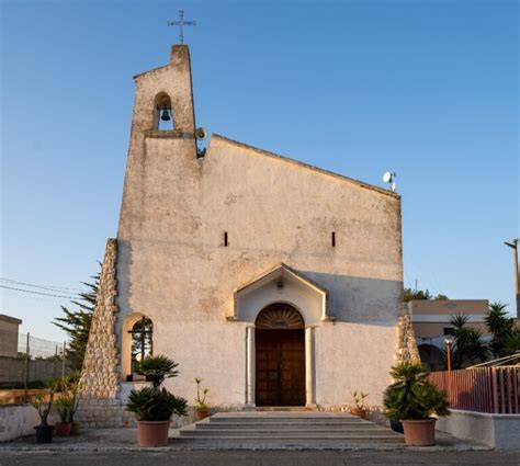 Foto esterna della Chiesa Immacolata di Palagiano con facciata a capanna