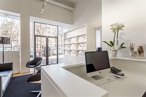 Ufficio moderno di agenzia immobiliare con consulenti che assistono clienti