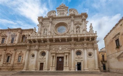 Foto di una chiesa storica italiana con architettura barocca o rinascimentale, possibilmente un dettaglio di una facciata