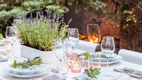 Tavola festiva preparata per un battesimo in un ambiente elegante a Parma