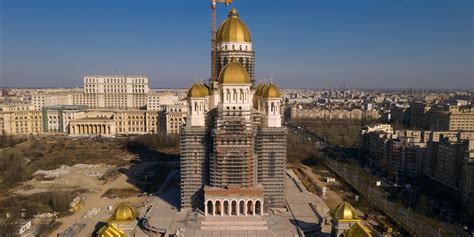 Vista esterna della Cattedrale Nazionale di Bucarest con le sue cupole dorate