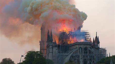 Incendio della Cattedrale di Notre-Dame de Paris con crollo della guglia