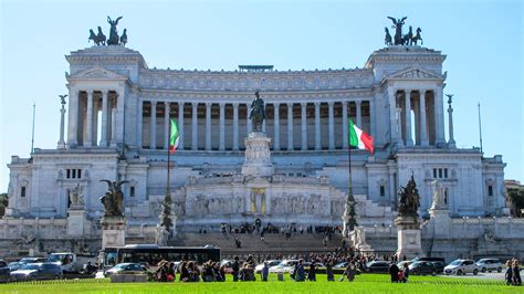Immagine storica di Piazza Venezia a Roma durante l'annuncio di guerra nel 1940