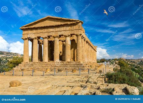 rappresentazione di un'assemblea nel tempio antico