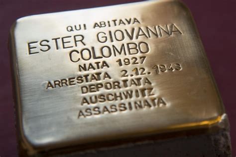 Illustrazione di una pietra d'inciampo con nome e date