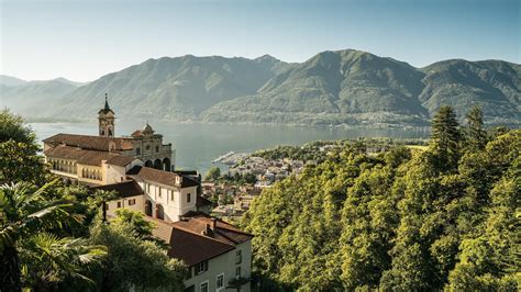 Santuario Madonna del Sasso a Locarno su sperone roccioso con vista lago