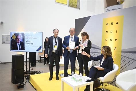 Momento del conferimento della nomina di Ambasciatore della Sanità Italiana al Dottor Mario Piccinini