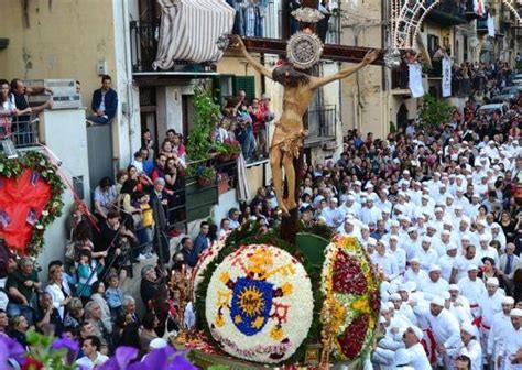 Il simulacro del SS. Crocifisso durante la processione a Monreale