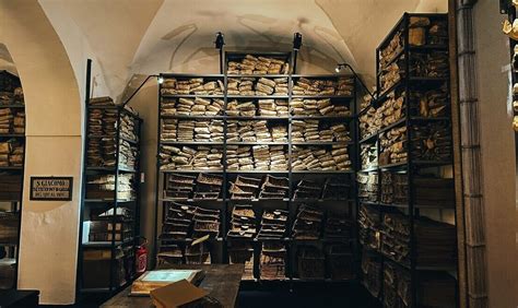 Scaffali pieni di antichi registri contabili e documenti storici nell'Archivio Storico del Banco di Napoli
