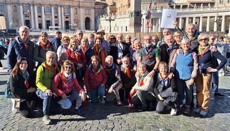 Foto di gruppo di pellegrini con foulard in Piazza San Pietro
