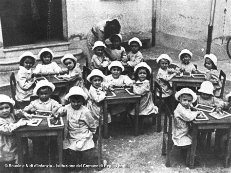 Foto d'epoca delle suore e bambini nella scuola