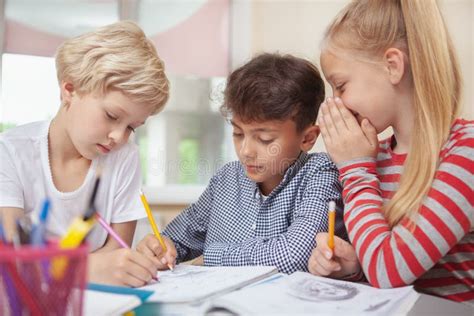 bambini che disegnano in un'aula di catechismo