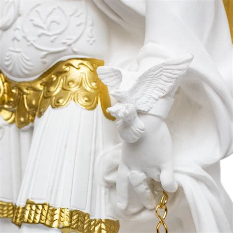 Statua di San Michele Arcangelo che sconfigge Satana, rappresentato come un drago