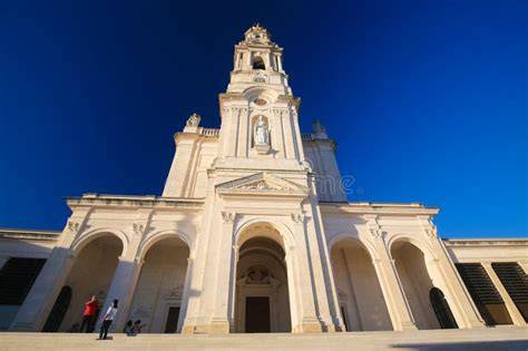 Esterno della Basilica di Nostra Signora del Rosario a Fátima