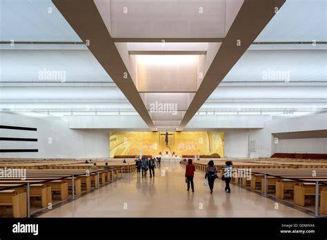 Interno moderno della Basilica della Santissima Trinità a Fátima