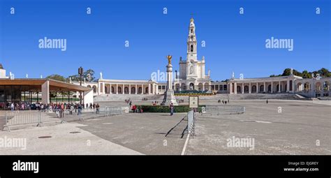 Vista panoramica del Santuario di Fatima con la basilica e la cappella delle apparizioni