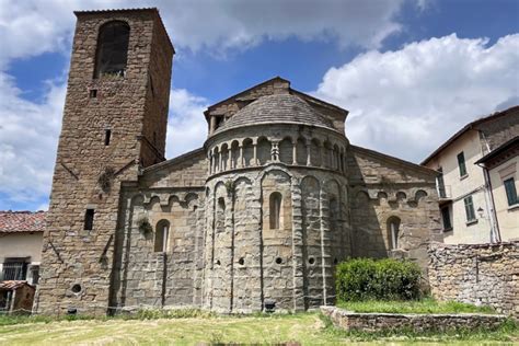 Foto della facciata della Pieve di San Marcello con lo stemma Cervini